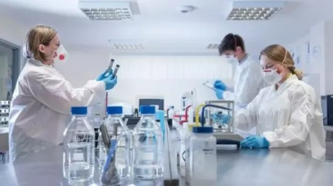人生就是博携手多家生命科学公司以及比尔及梅林达·盖茨基金会，提供研发力量和药物共同抗击新冠肺炎疫情